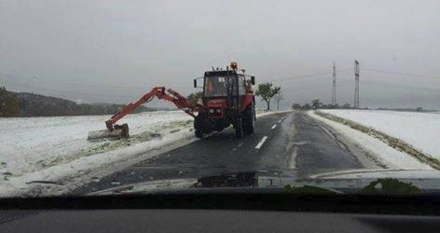 Fotografií silničářů, kteří vysekávají příkopy pod sněhem, se baví internet.