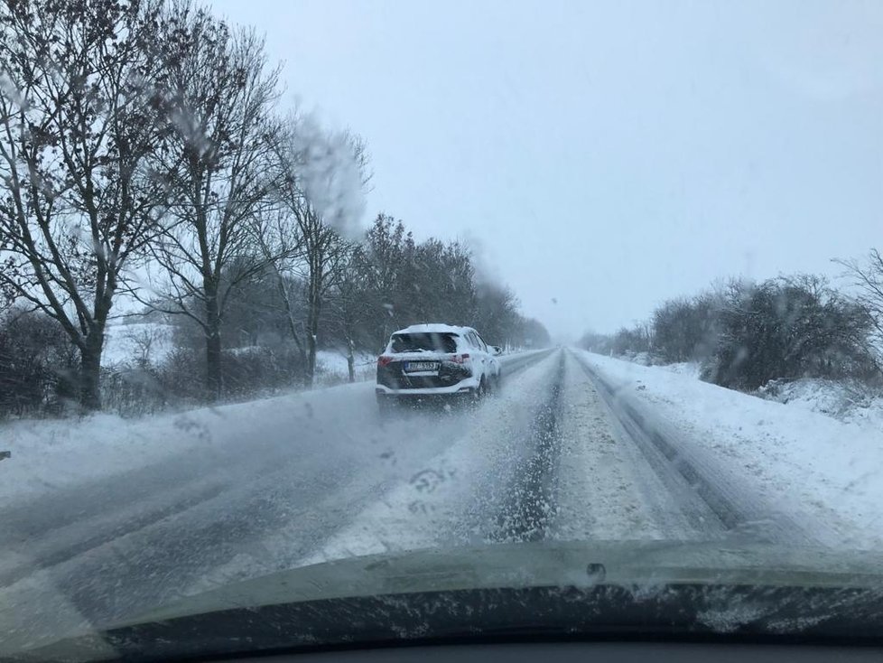 Napadlý sníh může komplikovat situaci řidičům, sledujte radar Blesku (archivní foto)