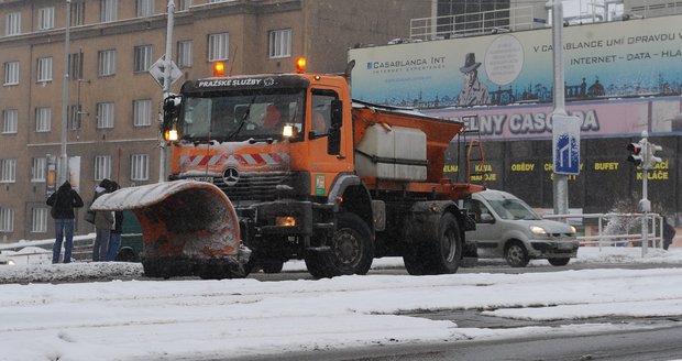 Frézy, které odstraňují sníh z ulic.