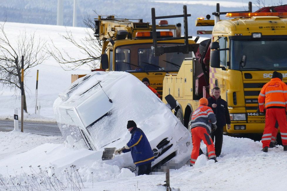 Sněhová bouře uvěznila před časem auta na Chomutovsku.