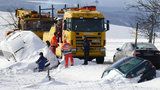 Sněhová bouře v Čechách uvěznila auta. O víkendu padnou teploty až na -14°C