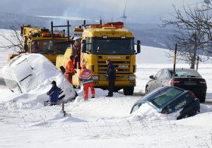 Sněhová bouře uvěznila auta na Chomutovsku.