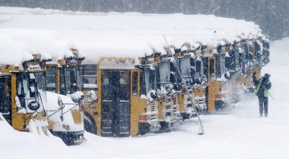 Sněhové bouře této zimy: Řidiči odklízející sníh ze školních autobusů v americkém Derry.