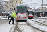 Kalamita na jižní Moravě: Desítky nehod, MHD má až hodinové zpoždění!