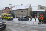 Hasiči od rána pomáhají řidičům, kteří měli problémy kvůli sněžení. Takto zasahovali v Rajhradicích.