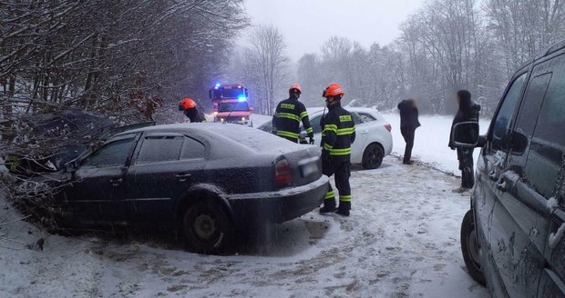 Hasiči od rána pomáhají řidičům, kteří měli problémy kvůli sněžení. Takto zasahovali v Tetčicích.