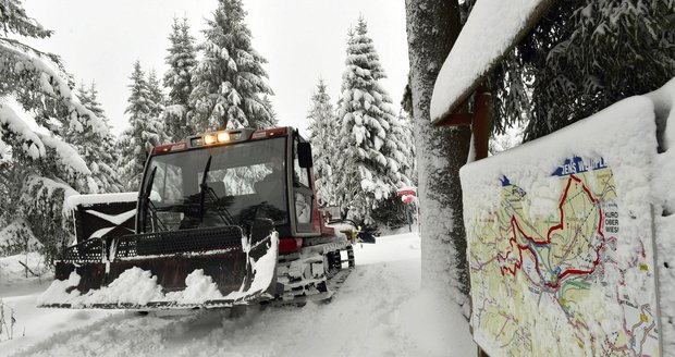 Sněhová bouře na severu Čech: Bílá tma způsobila nehody, sněžit bude znovu 