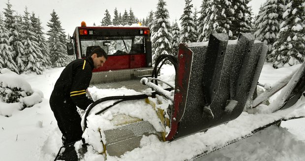 Vytrvalé sněžení zasáhlo i Boží Dar. Běžkaři se radují, poprvé tak mohli vyjet rolbaři.