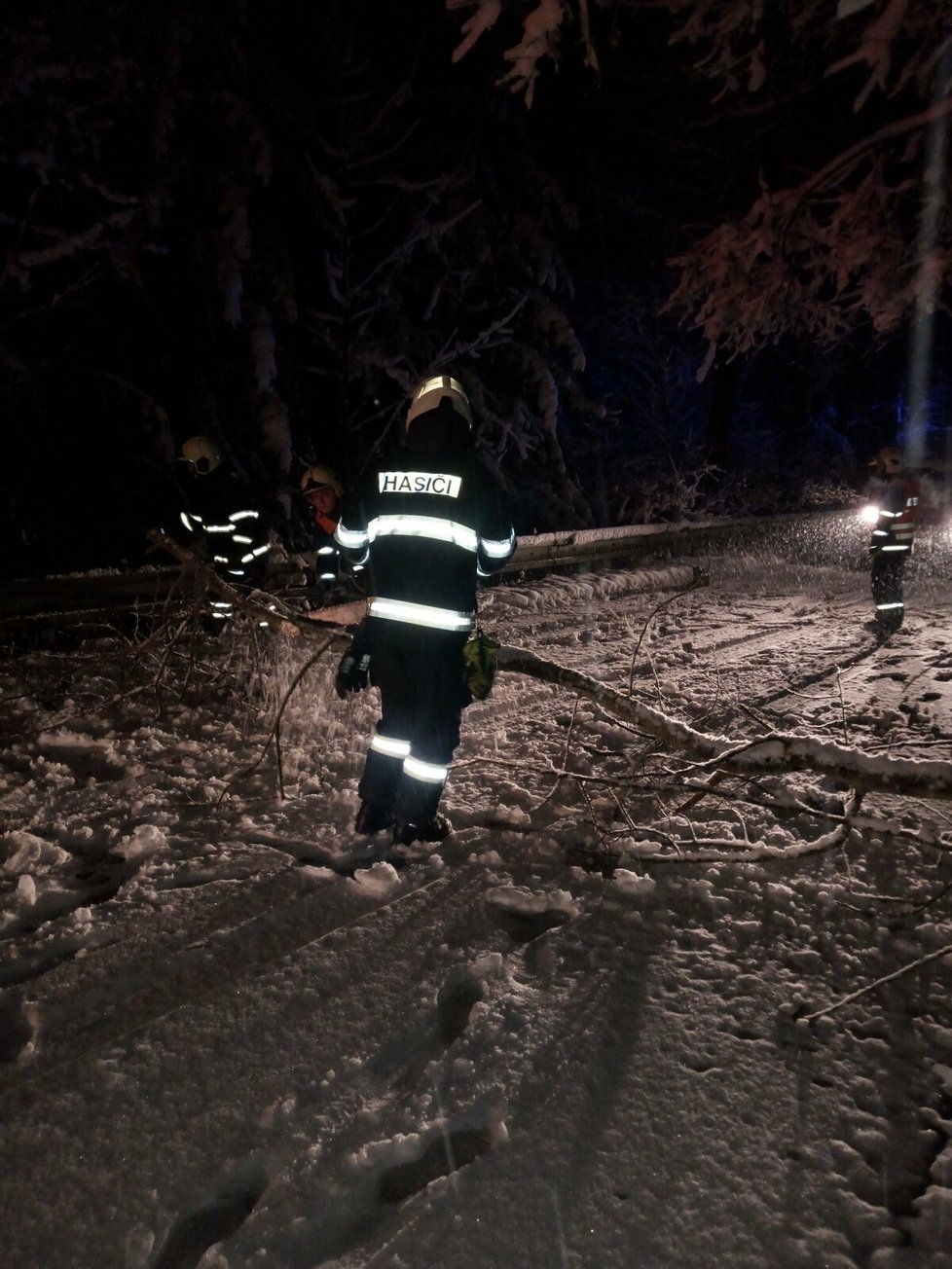 Zásahy hasičů po sněžení v Královéhradeckém kraji