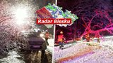 Česko pod přívaly sněhu. Kalamita na silnicích i kolejích v Praze, potíže na D1. Sledujte radar Blesku