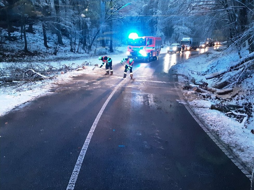 Zásah hasičů po sněžení v Libereckém kraji (28.11.2023)