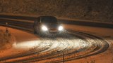 Sníh a mokré silnice komplikují dopravu v Česku. Kde si dát pozor?