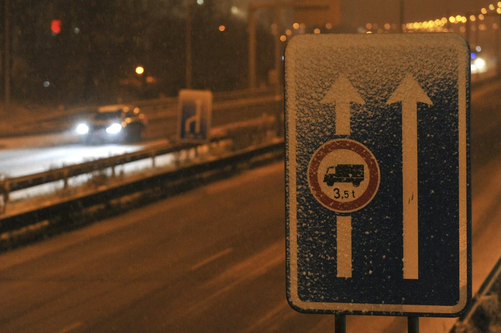 Takovýhle pohled čeká většinu řidičů nejen v horských oblastech Česka.