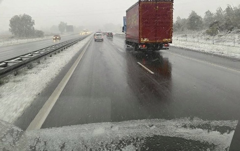 Na české silnice dorazila zima. Se sněhovým popraškem musí řidiči počítat na Moravě, opatrní by měli být hlavně na Vysočině. Silnice navíc místy namrzají