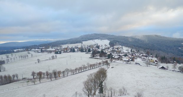 Česko mizí pod bílou peřinou. Na silnicích může být nebezpečno