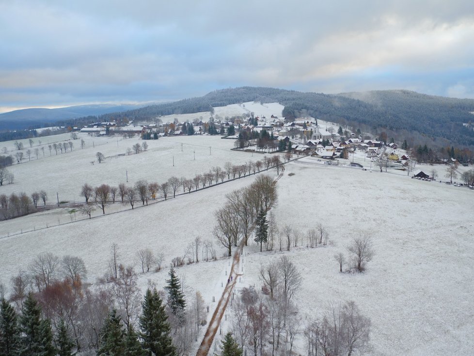 Česko se sžívá s prvním sněhem.