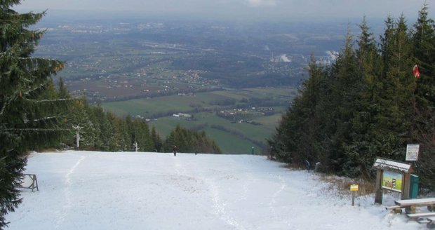 Do Česka se valí sníh.