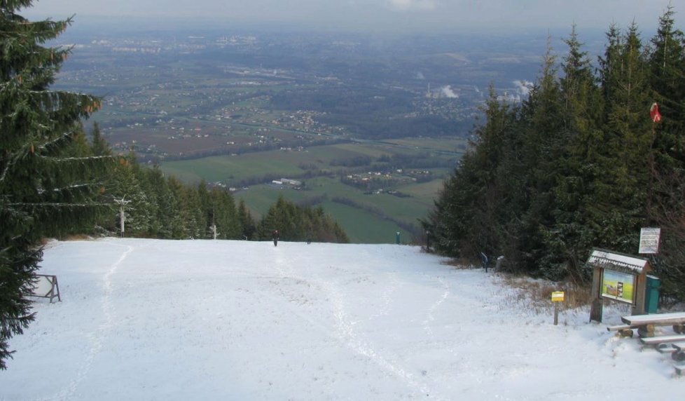 Do Česka se valí sníh.