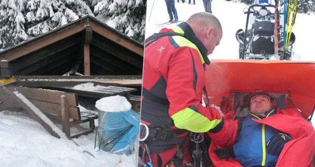 Střecha nevydržela nápor sněhu a spadla na běžkaře: Takhle ho zachraňovali