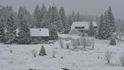 V Modravě na Šumavě během nedělního dopoledne napadlo několik centimetrů sněhu