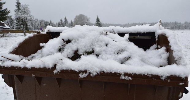 V Modravě na Šumavě během nedělního dopoledne napadlo několik centimetrů sněhu.