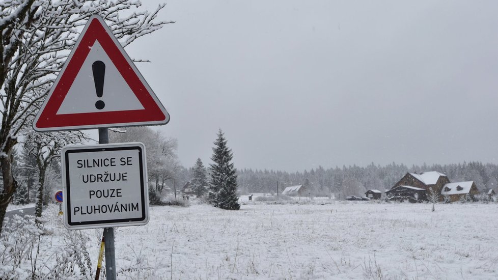 V Modravě na Šumavě během nedělního dopoledne napadlo několik centimetrů sněhu.