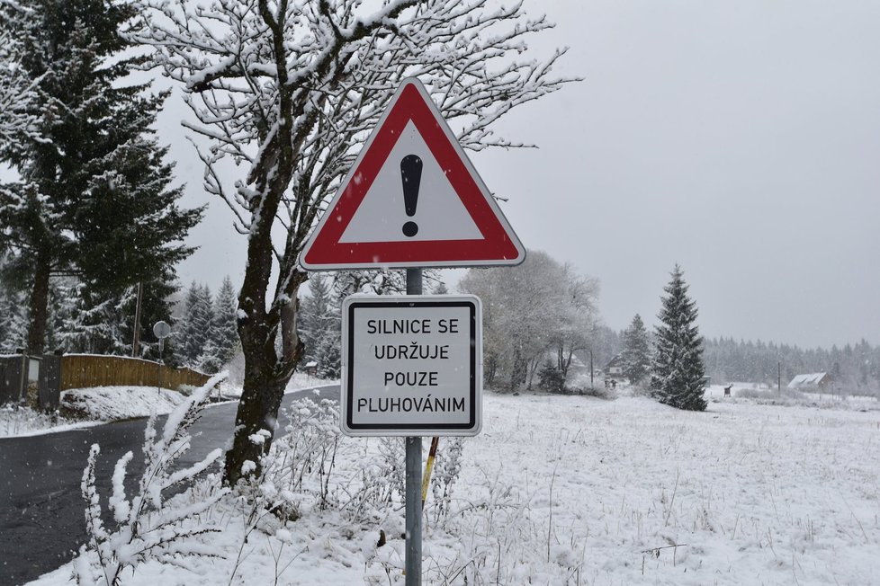 V Modravě na Šumavě během nedělního dopoledne napadlo několik centimetrů sněhu