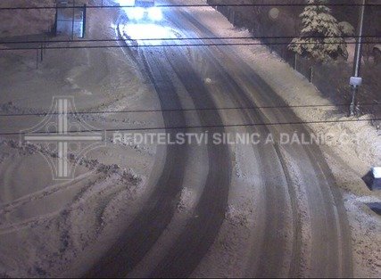 Rozježděný sníh na silnici směrem na Tanvald ve čtvrtek ráno komplikoval dopravu.