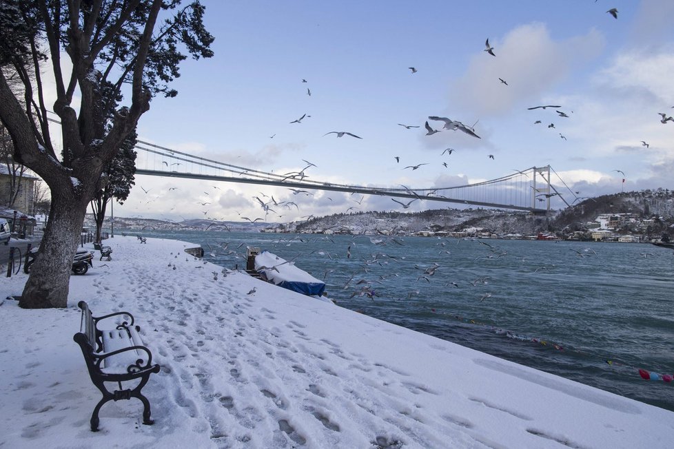 Turecký Istanbul ochromil sníh, zrušeny byly stovky letů