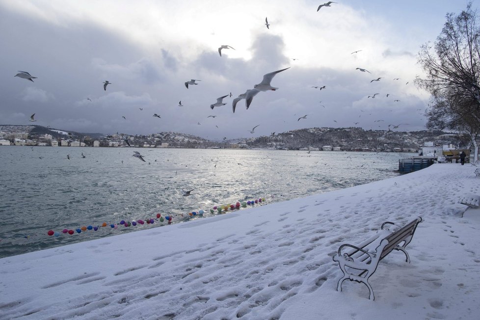 Turecký Istanbul ochromil sníh, zrušeny byly stovky letů