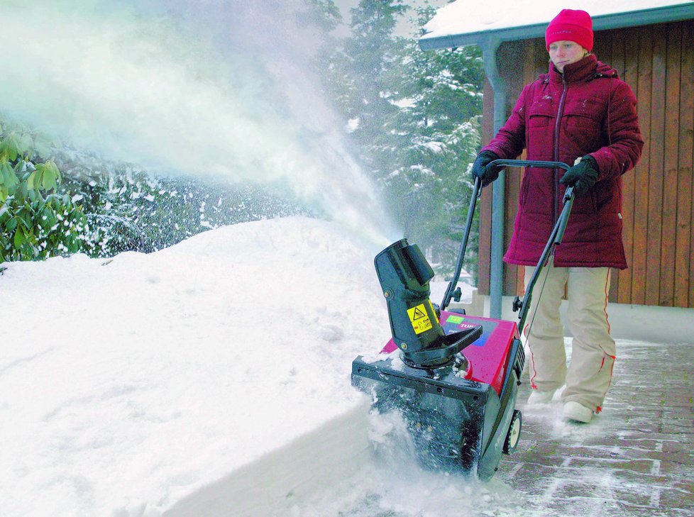 Úklid pomocí sněhové frézy je efektivní a rychlý.