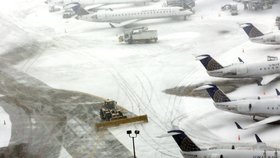 Sníh zkomplikoval provoz na letišti v Chicagu