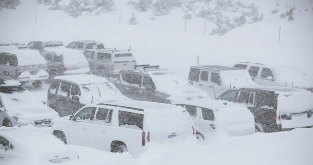 Velká bouře, dopravní kolaps, 900 zrušených letů. USA ochromily závěje sněhu