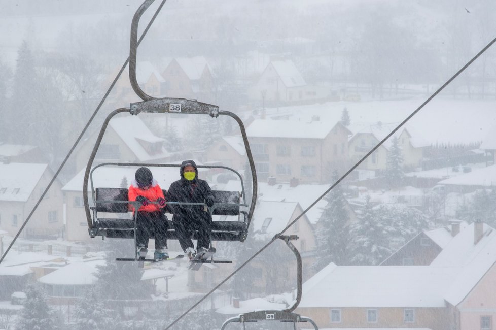 Husté sněžení a vítr překvapily Česko (6.2.2022)