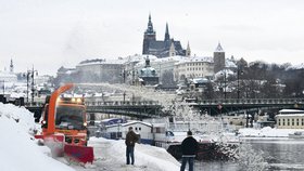 Blesk testoval sníh: Co vlastně sypou do Vltavy?