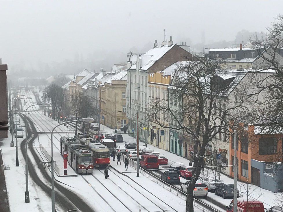 Většina republiky hlásí menší problémy se sněhem na silnicích, dopravu ale komplikují spíše popadané stromy