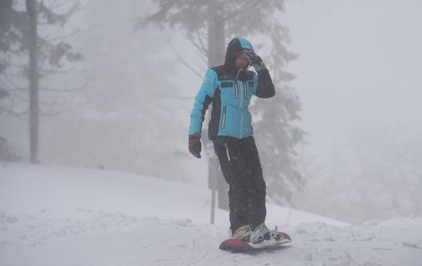 Milovníci zimních sportů musí za sněhem do hor.