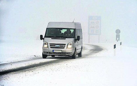 Silnice na Zlínsku zasypal sníh a silničáři narychlo sháněli funkční sypač.