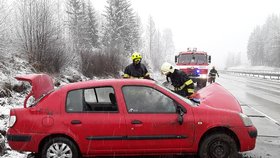 Na Vysočině kvůli sněhu došlo k několika dopravním nehodám (6.1.2021).