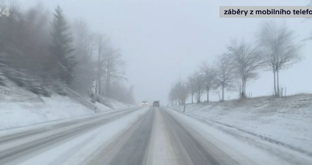 Dopravní situaci v Česku komplikuje husté sněžení (6.1.2021)