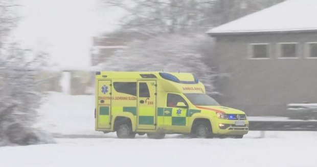 Řidičku na Prachaticku přimáčkl traktor odklízející sníh: Vážná zranění nepřežila