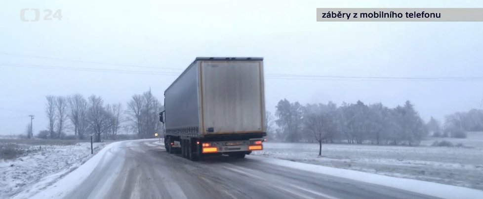 Dopravní situaci v Česku komplikuje husté sněžení (6.1.2021).