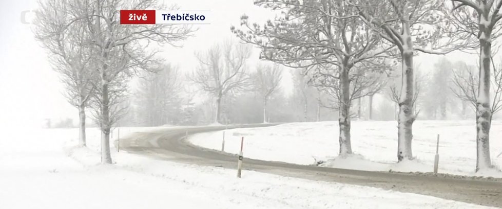 Dopravní situaci v Česku komplikuje husté sněžení (6.1.2021).