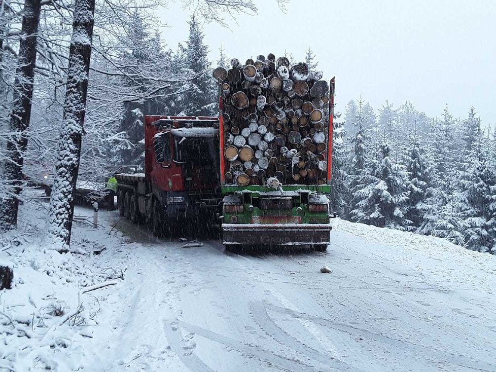 Na Vysočině kvůli sněhu došlo k několika dopravním nehodám (6.1.2021)