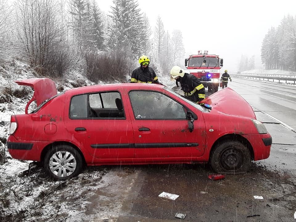 Na Vysočině kvůli sněhu došlo k několika dopravním nehodám (6.1.2021)