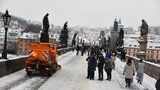 Praha se probudila do bílého rána: Silnice jsou sjízdné se zvýšenou opatrností