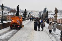 Praha se probudila do bílého rána: Silnice jsou sjízdné se zvýšenou opatrností
