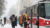 Pohroma v Praze kvůli ledovce! MHD má problémy, lidé padají na namrzlých chodnících