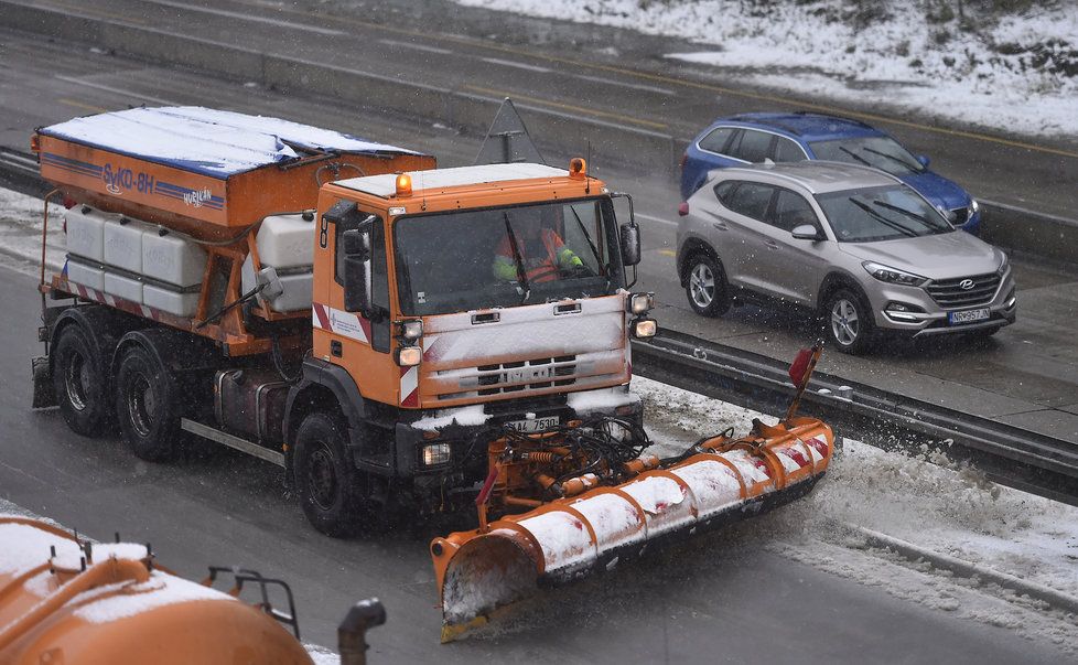 Řidiči musí být i ve středu ráno na silnicích opatrní: hrozí mrznoucí mlhy a náledí