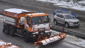 Řidiči musí být opatrní, na řadě míst Česka vozovky namrzají, leží na nich rozbředlý sníh.